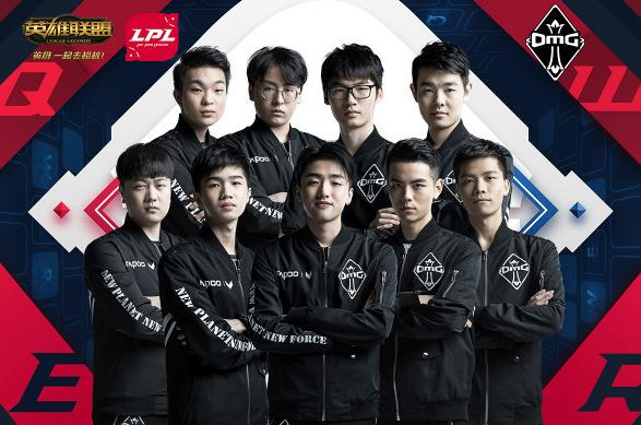 随着足球在 随着足球在